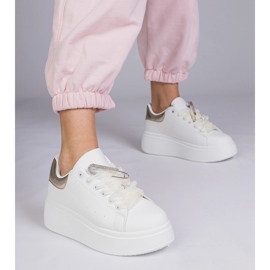 Weiße Turnschuhe mit einem goldenen Einsatz und einem Zirkonstift 1