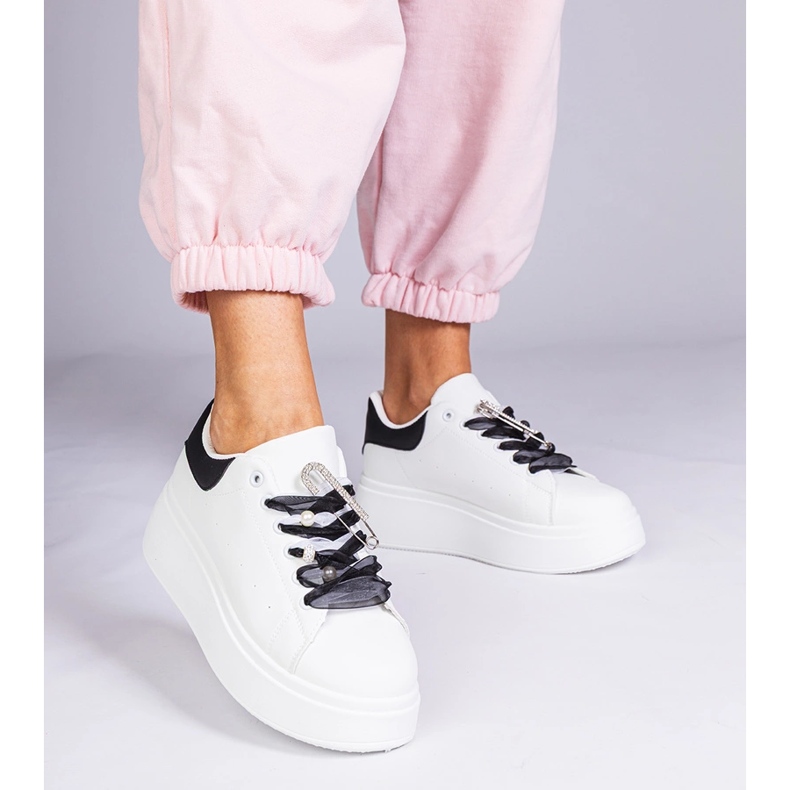 Weiße Turnschuhe mit einem schwarzen Einsatz und einem Zirkonstift 1