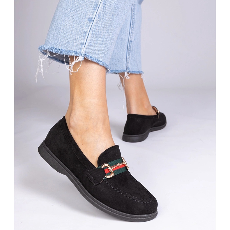 Schwarze Slipper aus Ekozamsz mit einer goldenen Dekoration 1