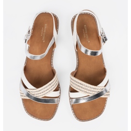 Weiße Frauensandalen auf einem flachen Sohle Sergio Leone 2