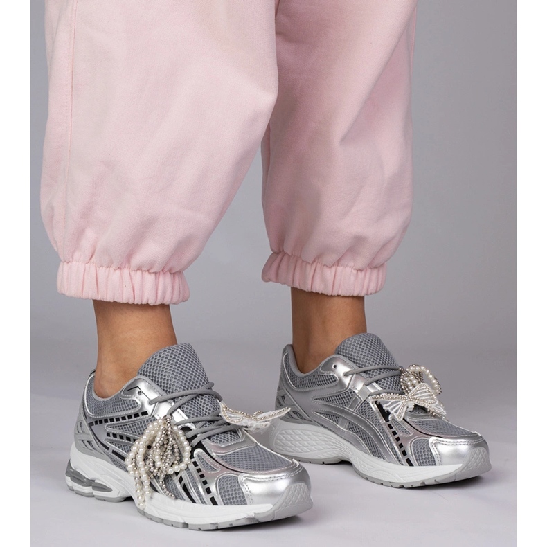 Silber -Turnschuhe mit abnehmbaren Dekorationen 1