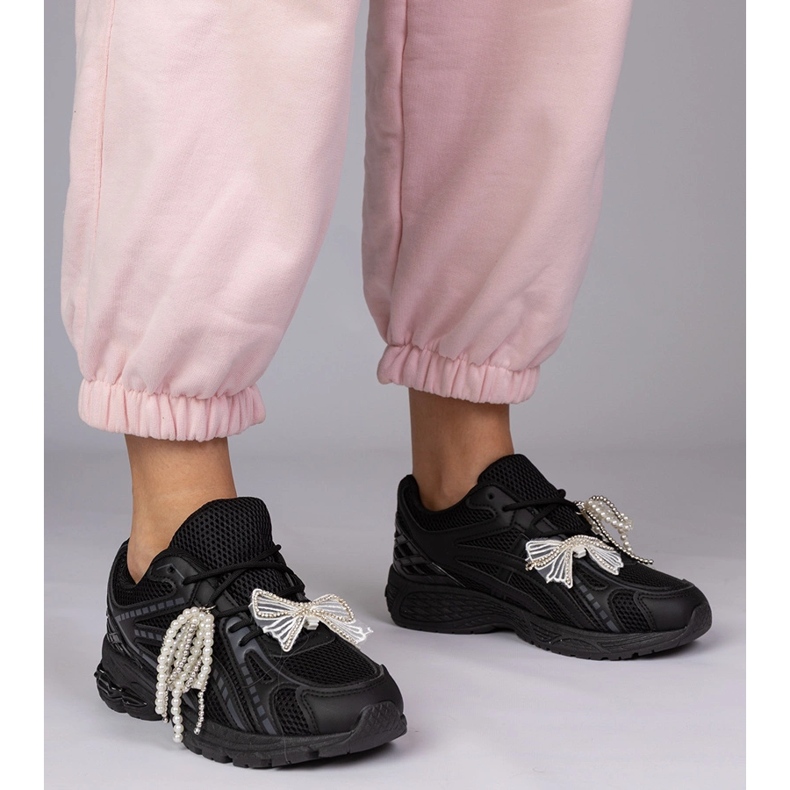 Schwarze Turnschuhe mit abnehmbaren Dekorationen 1