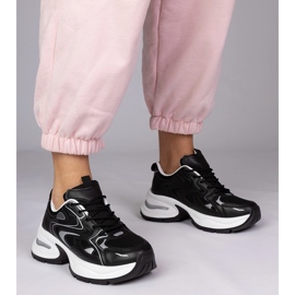 Schwarze Sport -Turnschuhe auf einer dicken Sohle 1