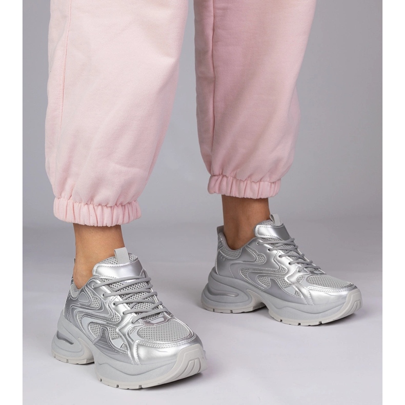 Silbersport -Turnschuhe auf einer dicken Sohle silber- 1