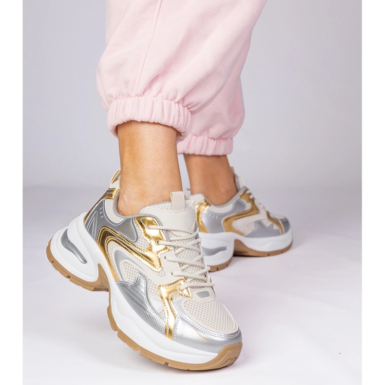 Golden Sportsneaker auf einer dicken Sohle 1