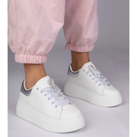 Weiße Turnschuhe mit einem silbernen Einsatz und einem Stift mit Zirkonen 1