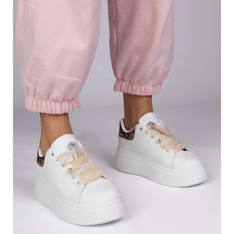 Weiße Turnschuhe mit einem Leopardeneinsatz und einem Zirkonstift 1