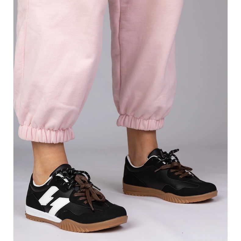 Schwarze Turnschuhe mit farbenfrohen Schnürsenkel 1