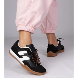 Schwarze Turnschuhe mit farbenfrohen Schnürsenkel 2