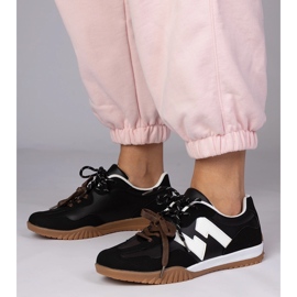 Schwarze Turnschuhe mit farbenfrohen Schnürsenkel 3