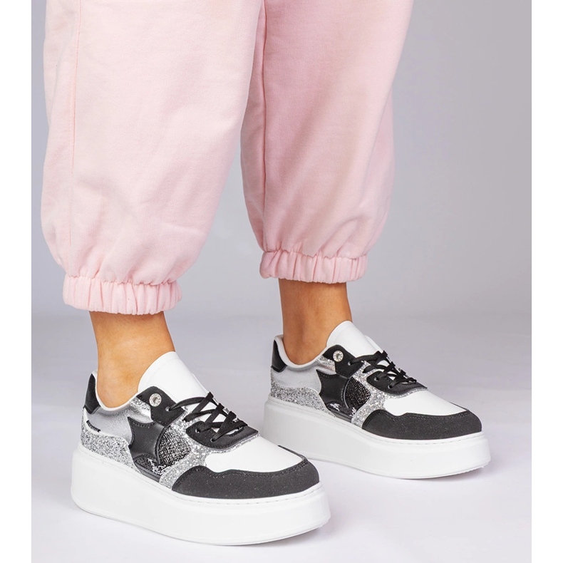 Schwarze Turnschuhe mit Glitzer 1