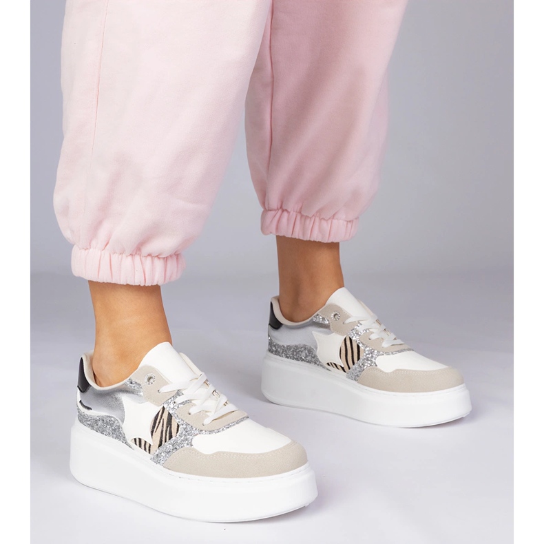 Beigefarbene Sneakers mit Glitzer 1