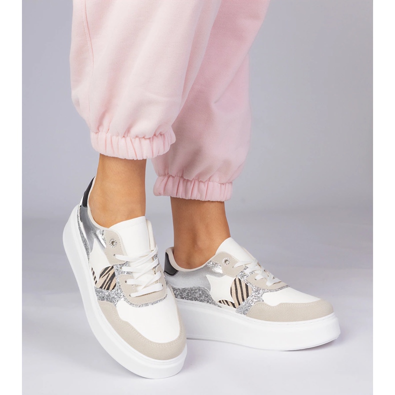 Beigefarbene Sneakers mit Glitzer 2