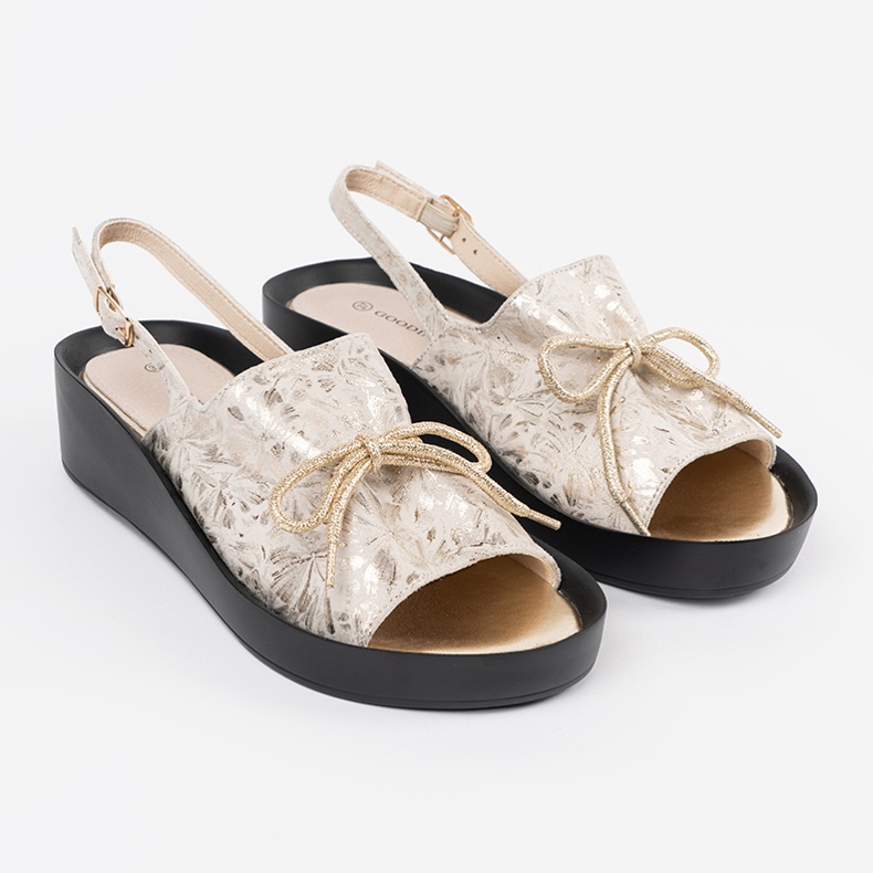 Goodin Leichte beige Keilsandalen mit einem Ledereinsatz 1