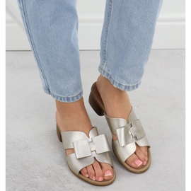 Damenleder-Flip-Flops auf dem Złote Remonte R8759-90 Block golden 6