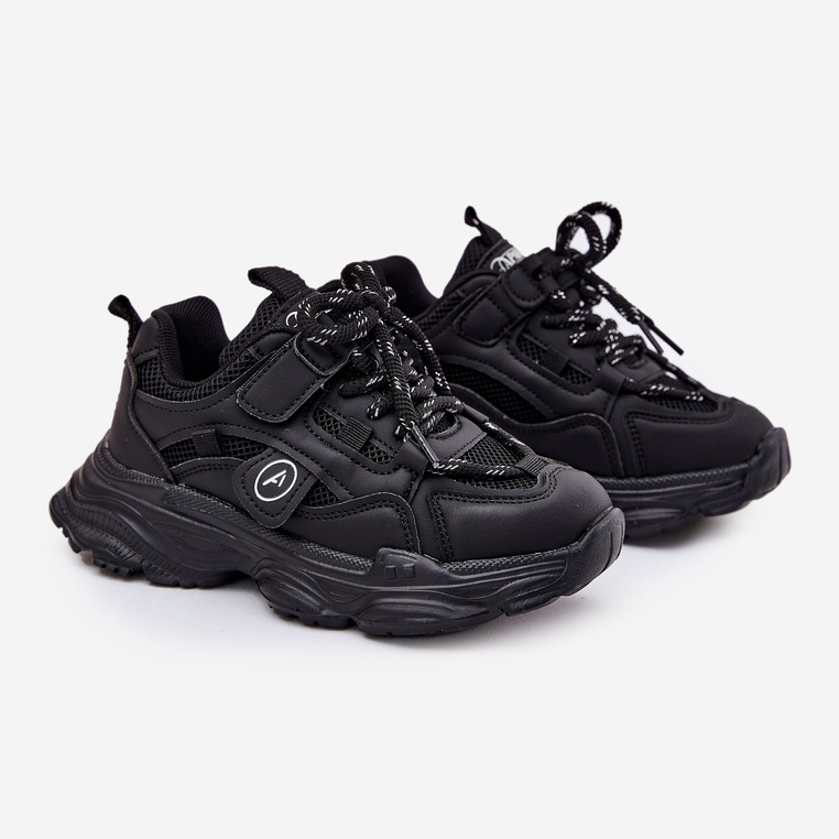 Kinder -Turnschuhe auf der schwarzen Plattform 1