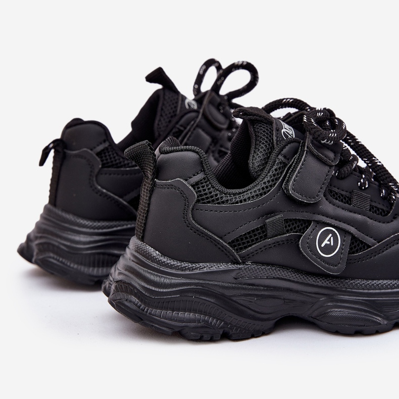 Kinder -Turnschuhe auf der schwarzen Plattform 2