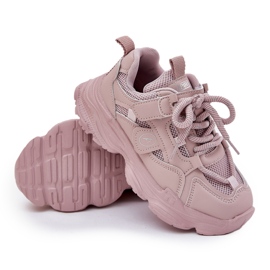Kinder -Turnschuhe auf der rosa Plattform 9
