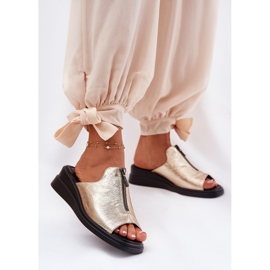 Frauenkeile mit einem Keil mit einer goldenen Burg 2