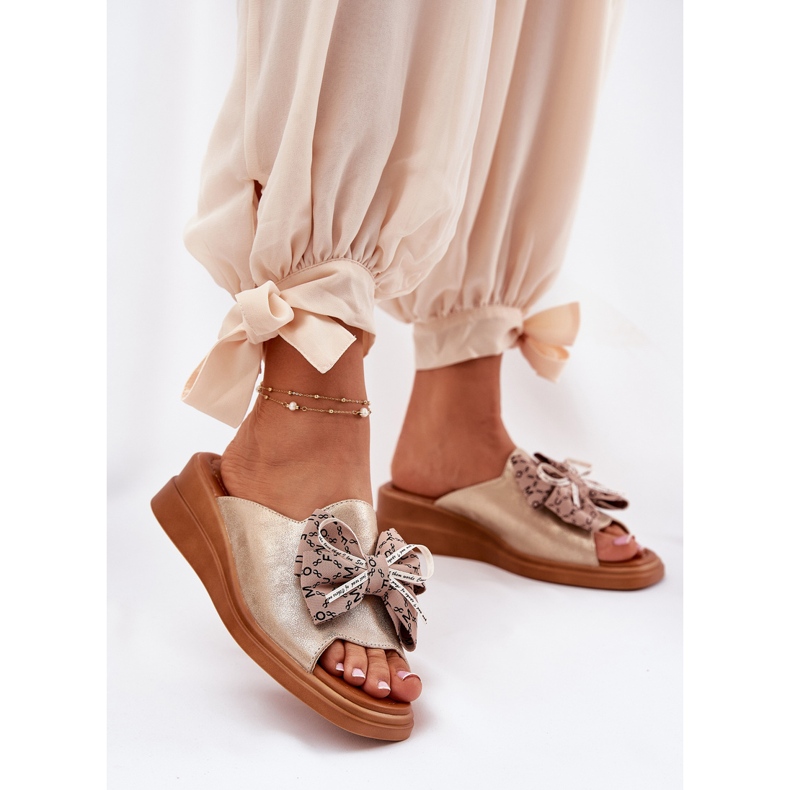 Jezzi Frauenkeile am Keil mit einem Goldenen Bug 2