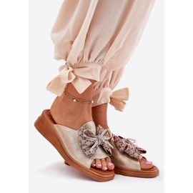 Jezzi Frauenkeile am Keil mit einem Goldenen Bug 1