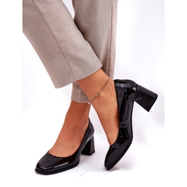 Lederlackierte Frauenpumpen auf dem schwarzen Pfosten Vinceza 91130 3