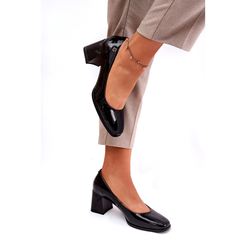 Lederlackierte Frauenpumpen auf dem schwarzen Pfosten Vinceza 91130 2