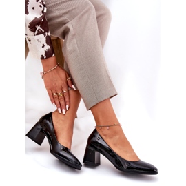 Lederlackierte Frauenpumpen auf dem schwarzen Pfosten Vinceza 91130 4