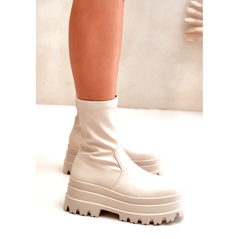 Hellbeige Stiefeletten auf massivem Plateau 4