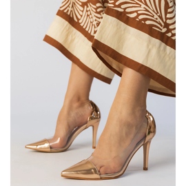 Klassische Champagnerpumpen mit einem transparenten Obermaterial golden 1