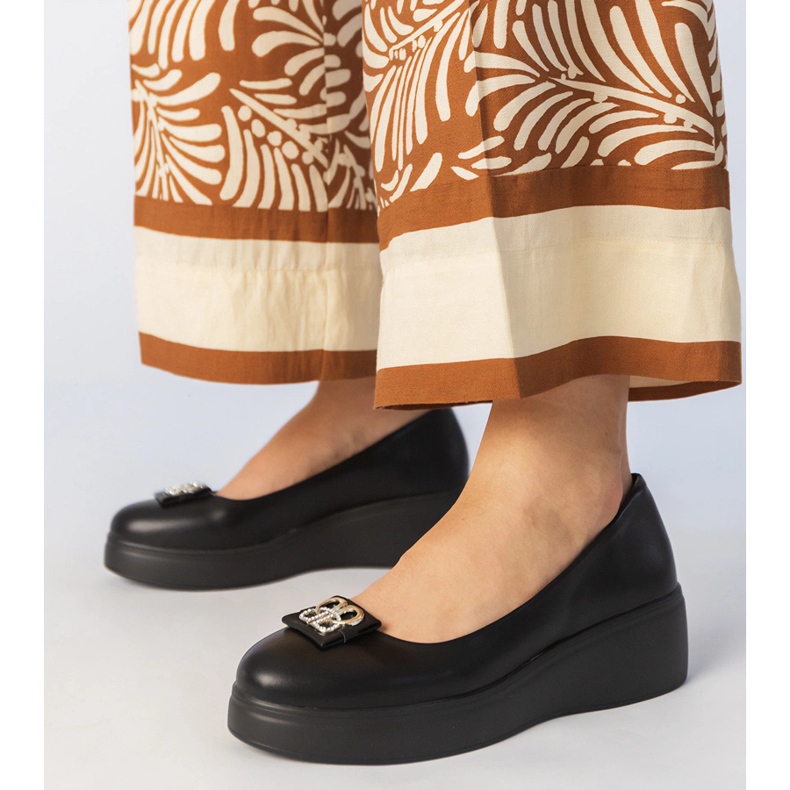 Schwarze Schuhe auf der Plattform mit einer Zirkondekoration 1