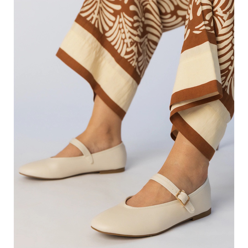 Beige Frauen Ballerinas mit einer Schnalle 1