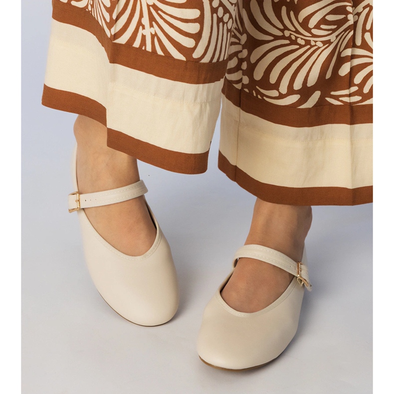 Beige Frauen Ballerinas mit einer Schnalle 2
