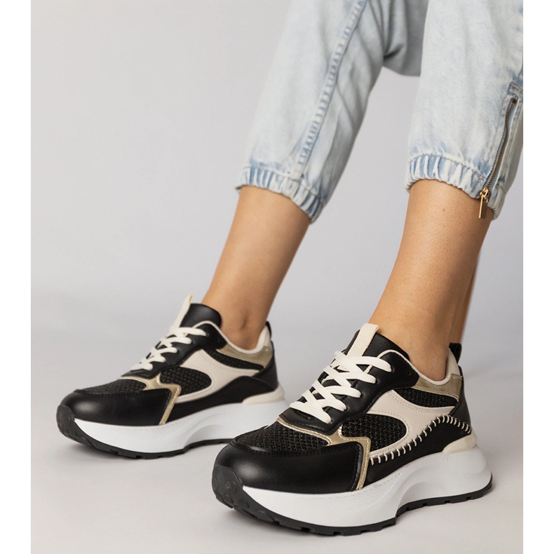 Schwarze Sport -Turnschuhe mit einem geflochtenen Einsatz 1