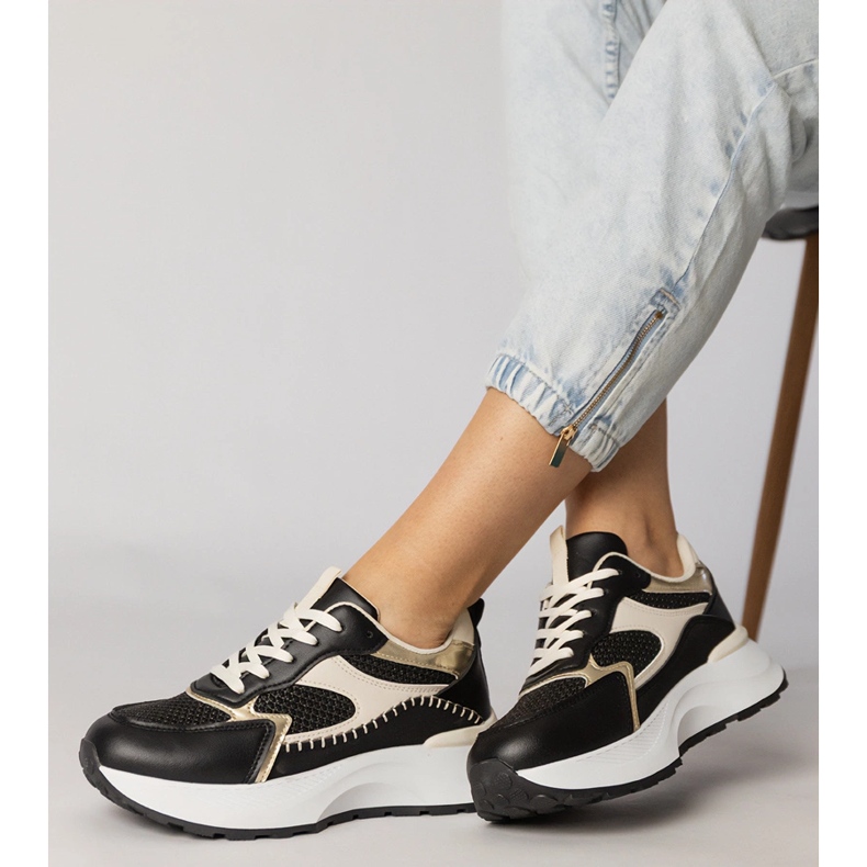 Schwarze Sport -Turnschuhe mit einem geflochtenen Einsatz 2