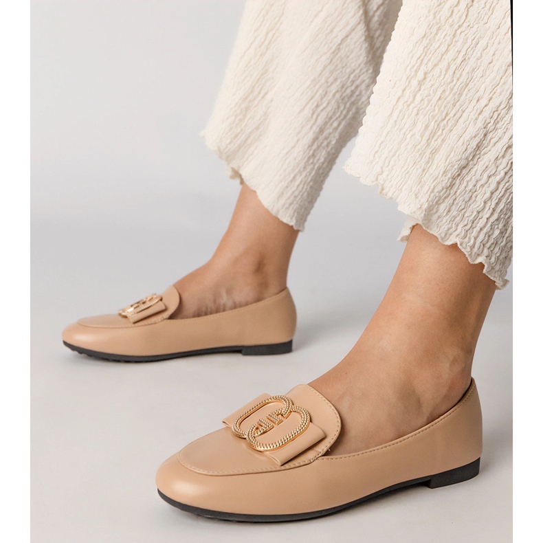 Cremige Frauenlaafer mit goldener Dekoration 1