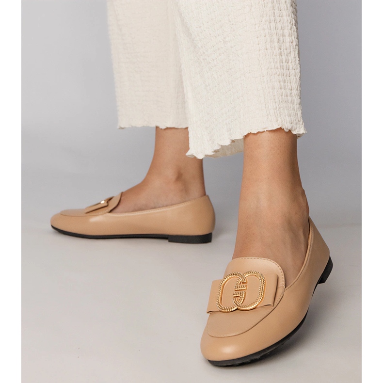 Cremige Frauenlaafer mit goldener Dekoration 2