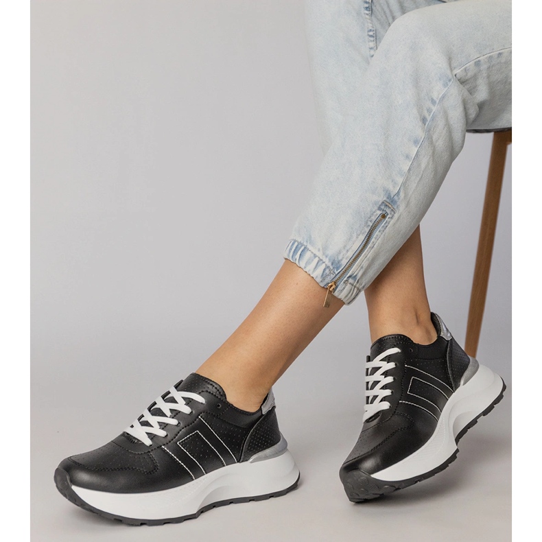 Schwarze Sport -Turnschuhe mit einem silbernen Einsatz 2