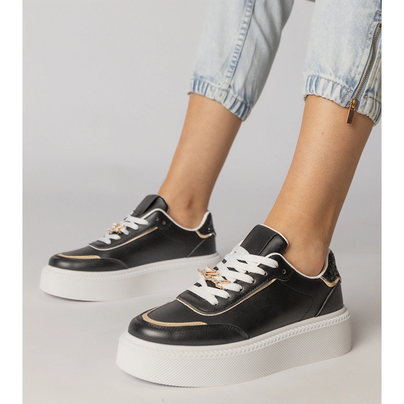 Schwarze Turnschuhe mit Glitzer und Zirkonen dekoriert 1