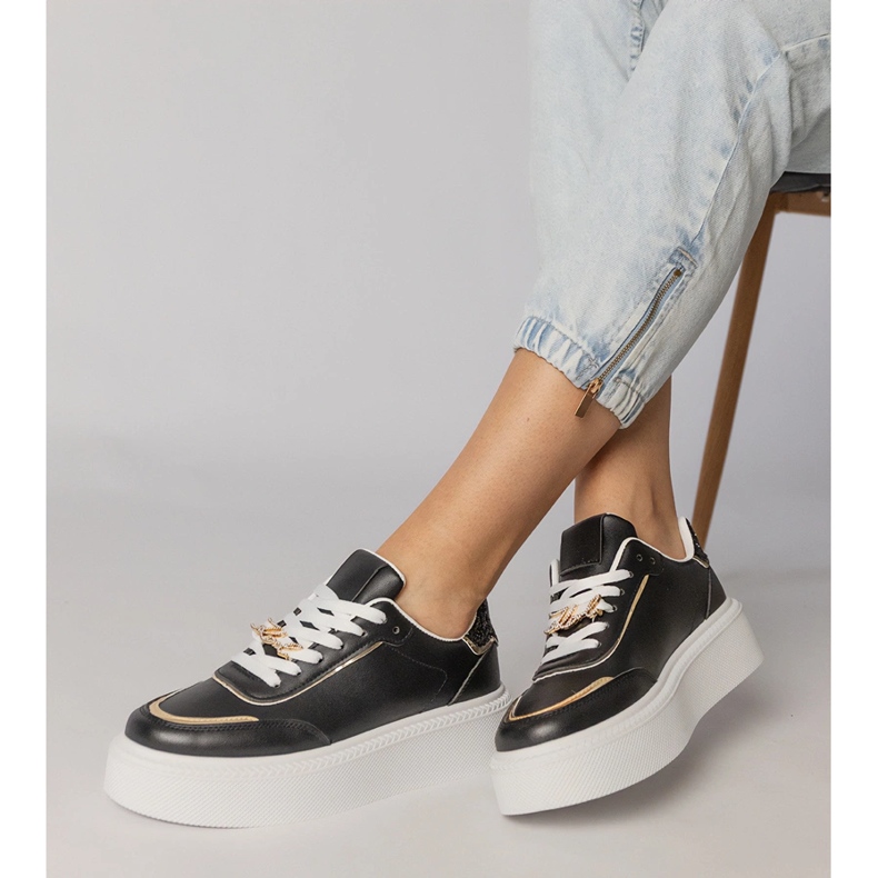 Schwarze Turnschuhe mit Glitzer und Zirkonen dekoriert 2