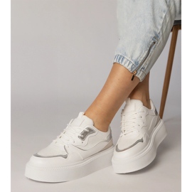 Weiße Turnschuhe mit einem Materialeinsatz 1
