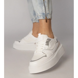 Weiße Turnschuhe mit einem Materialeinsatz 4