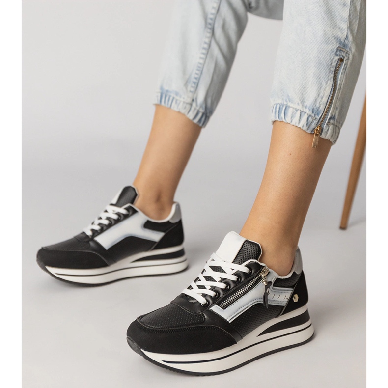 Schwarze Sport -Turnschuhe mit einem Schieberegler dekoriert 1