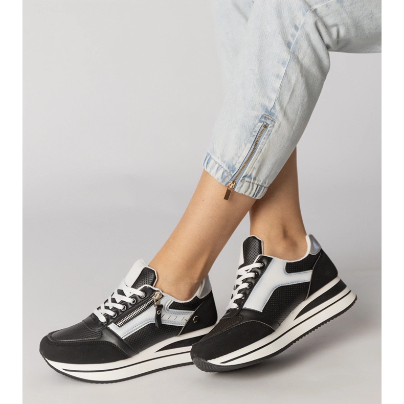 Schwarze Sport -Turnschuhe mit einem Schieberegler dekoriert 2