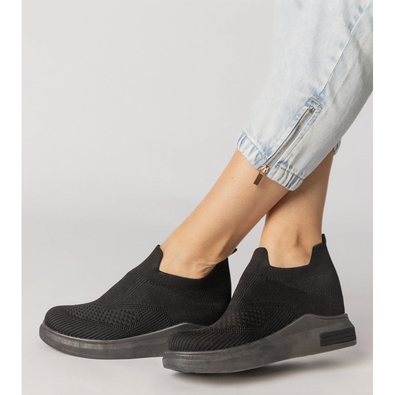 Schwarze Socken -Turnschuhe eingefügt 2