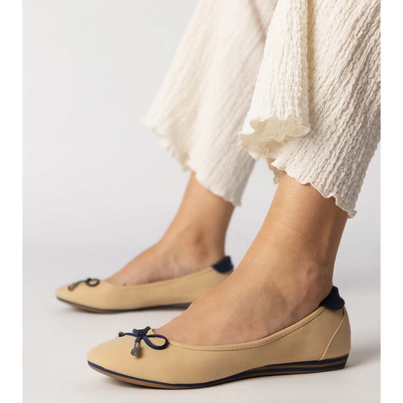 Beige Ballerinas verziert mit einer Schleife von Maddalena 2