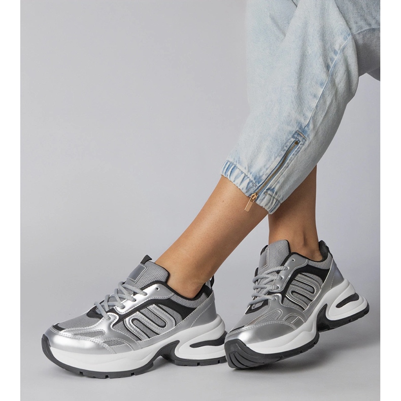 Silbersport -Turnschuhe auf einer massiven Sohle 1