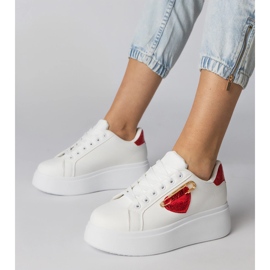 Weiße Turnschuhe mit einem roten Herzen 1