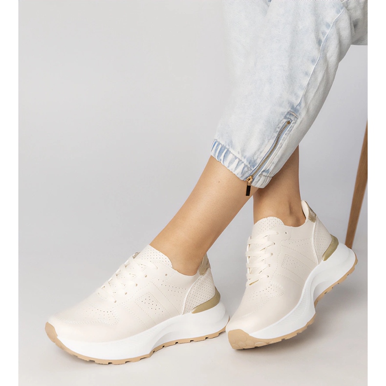 Beige Sportsneaker mit goldenem Einfügen 2