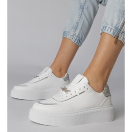 Weiße und Silber -Turnschuhe mit Glitzer und Zirkonen dekoriert 1